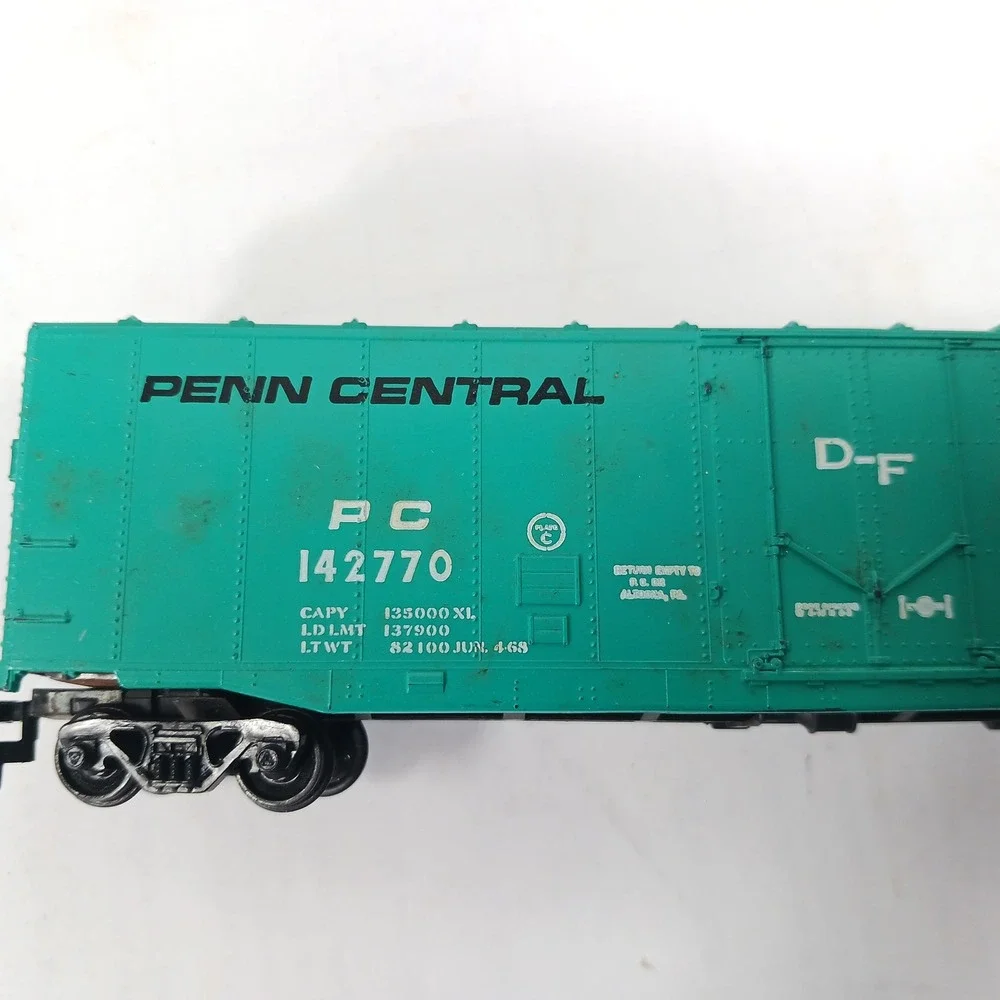 HO Scale Penn Central 50ft Sliding Door Boxcar Jade Green PC 142770 Vintage